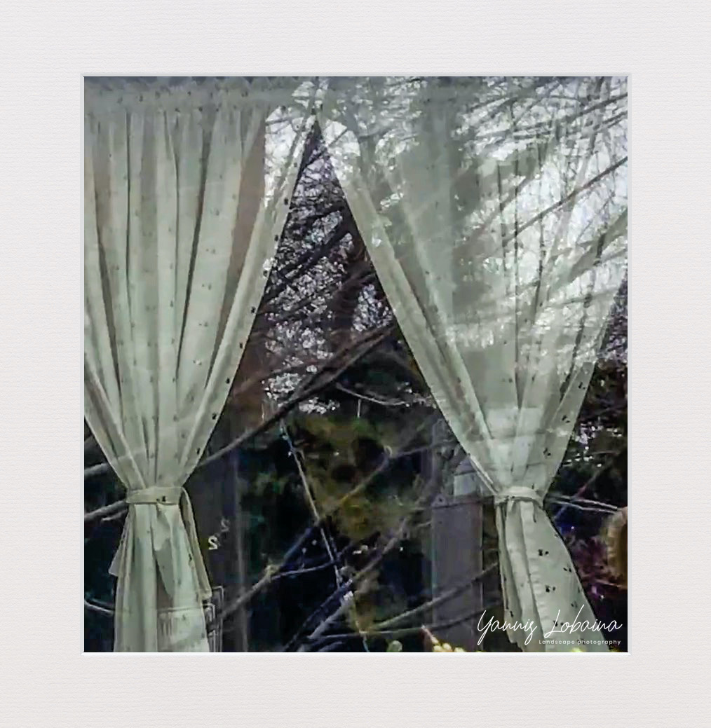 Ventanas by Yannis Lobaina